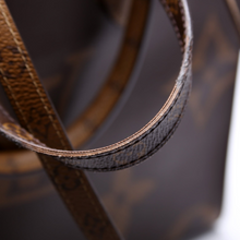 Load image into Gallery viewer, Leather handles and shoulder straps of the LV ONTHEGO MM Tote Bag
