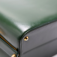 Load image into Gallery viewer, Gucci Vintage Box Leather Shoulder Bag Green
