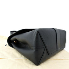 Load image into Gallery viewer, LOUIS VUITTON Very One Handle Monogram Leather Shoulder Bag Black
