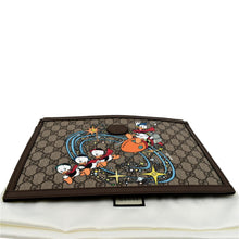 Load image into Gallery viewer, GUCCI Disney Donald Duck GG Supreme Canvas Zip Clutch Beige 647925
