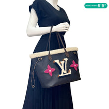 Load image into Gallery viewer, LOUIS VUITTON Neverfull MM Monogram Teddy Shearling Bag - Model Carrying
