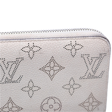 Load image into Gallery viewer, Louis Vuitton Zippy Mahina Wallet Cream / Silver
